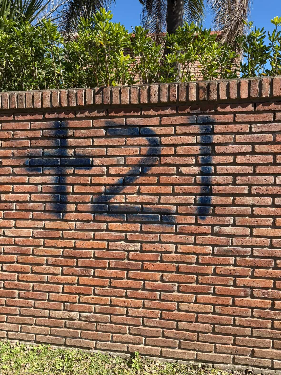 Del clásico a las calles de Funes: hinchas de Central vandalizaron con aerosol paredones y garitas de Yrigoyen